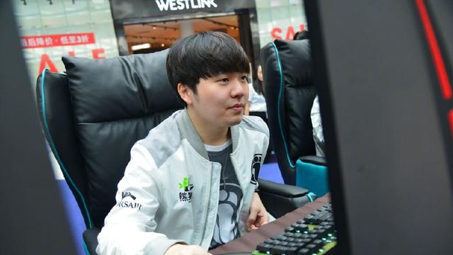 而是他身上